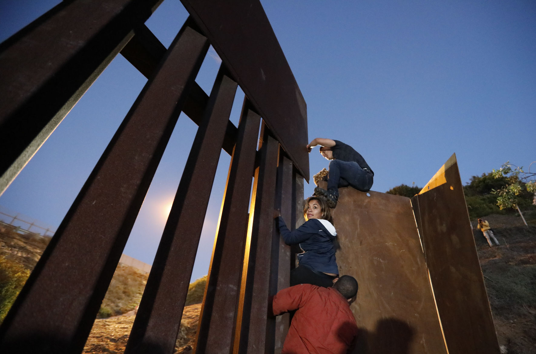 Central America Migrant Caravan - Jumping the Wall Photo Gallery